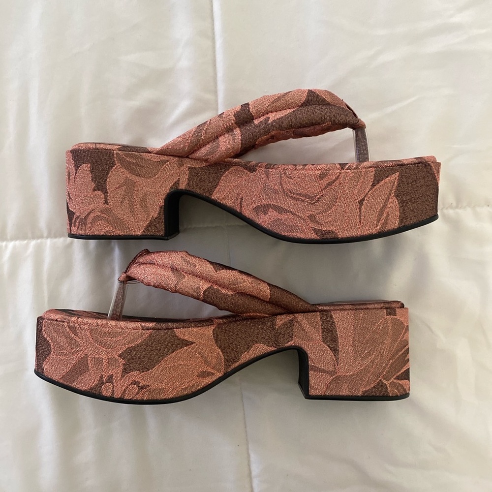 women’s jeffrey campbell platform thong sandals. size 9